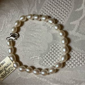 Cultured pearl bracelet from Macys with tag excellent condition